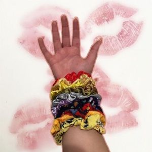 🌷🌈Bundle of 11 Scrunchies!!